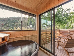 ・[Hot spring] Enjoy the bath while looking at the mountain's changing appearance throughout the seasons. Refresh your mind and body