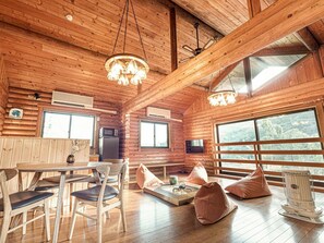 ・[Living] A space with a beautiful wood grain texture. A moment of peace