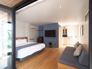 ・[Btype] A comfortable one-room living room with a king-sized double bed.