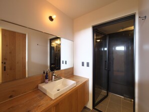 ・[Btype/washroom] A simple and easy-to-use washroom. A large mirror helps you get ready.