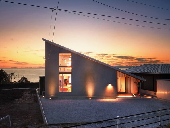 ・[Exterior] Welcome to this hideaway-like villa facing the Pacific Ocean and abundant nature.
