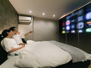 ・[Projector] You can also enjoy movies and videos from YouTube.