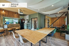 You can also use the workstation! The shared lounge is equipped with a wide desk and a projector. Workstation use is also OK! The shared lounge is equipped with wide desks and a projector.