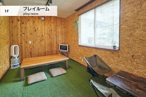 Next to the shared lounge is a playroom! Board games and picture books are also available. Next to the shared lounge is a playroom! Board games and picture books are available.
