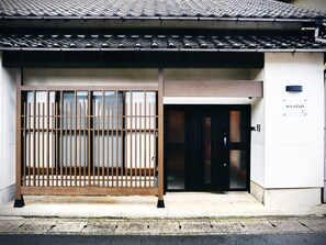 Entrance with smart lock installed