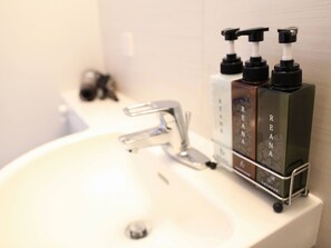 ・[Amenities] Shampoo, conditioner, and body soap are provided in each room.