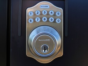・[Smart lock] The smart lock system allows you to enter your room smoothly.