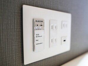 ・[Facilities] Free Wi-Fi available. There is an outlet near the desk so you can also use it for workdays.