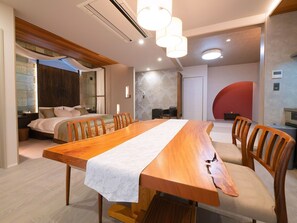 ・[Living room] Enjoy a meal with your loved ones, where the wooden desk gives you a nostalgic feel.