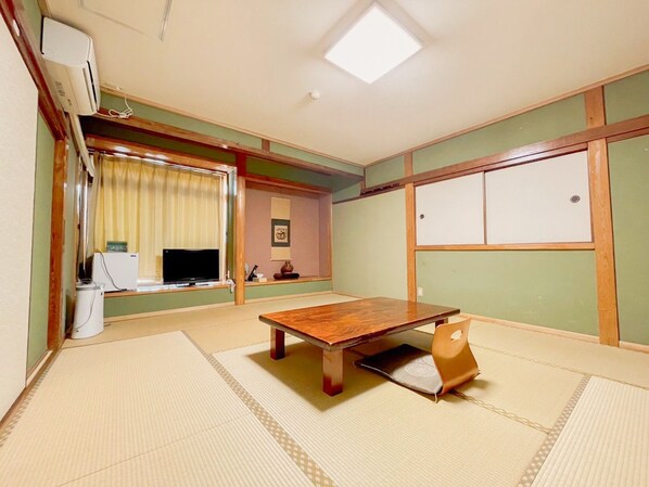 ・＜Japanese-style room 10 tatami mats＞ You can stretch your legs and relax, or lie down on the tatami mats and spend your time freely.