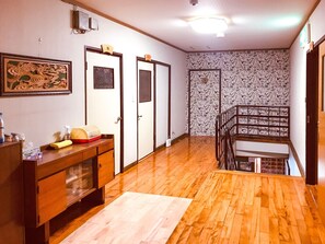 ・Corridor on the second floor. It is an old-fashioned Japanese house.