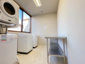 ・<Laundry> You can wash your clothes, making it comfortable even when staying overnight. Please use it as a base for sightseeing *Fees apply