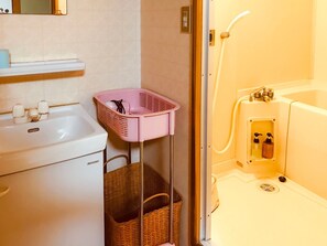 ・<Bathroom> A well-cleaned bathroom in the room