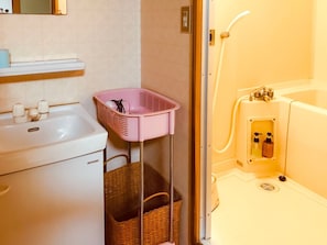 ・<Bathroom> A well-cleaned bathroom in the room