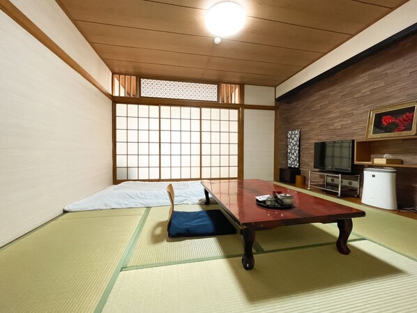 ・<Japanese-Western room> You can sleep in 3 sets of futons and 2 single beds. How about a group trip?