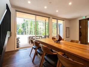 [Large building] Large dining table