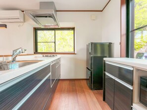 ・[Kitchen] We have a variety of cooking utensils and cooking appliances, including a refrigerator.