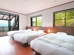 ・[Bedroom] Three semi-double beds are installed. You can also lay out two futons.