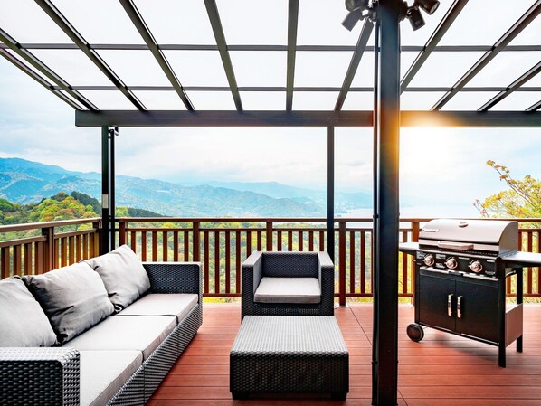 ・[Terrace] Terrace where you can enjoy BBQ with a gas grill (charges apply). The cityscape of Atami spreads out below you.