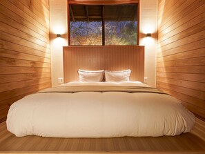 ・[Bedroom] Features walls that allow you to feel the warmth of wood, inviting you to a comfortable sleep.