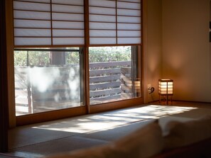 ・[Japanese-style room] A tatami room that feels nostalgic. You can enjoy basking in the warm sun.