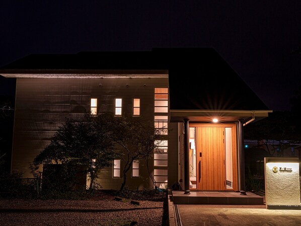 ・[Exterior] Located one step back from the lakeside street. It is a rental vacation home with a sense of privacy.