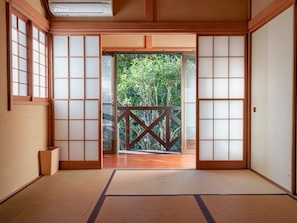 ・[Japanese-style room] A tatami room where you can lie down and relax. You can also use it as a bedroom by laying out a futon.