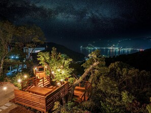 ・[Tree House Garden Terrace] You can enjoy the luxurious night view and starry sky in a private space.