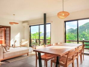 ・[Dining] A large dining table that seats 10 people is installed. You can enjoy your meal in a relaxed manner.