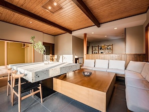 ・[Living] Interior that harmonizes the warmth of wood with a chic atmosphere