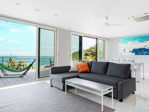 ・[Living] A spacious living room where all your guests can spend time together.