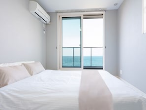 ・[Bedroom] Enjoy a pleasant morning while looking out at the sea.