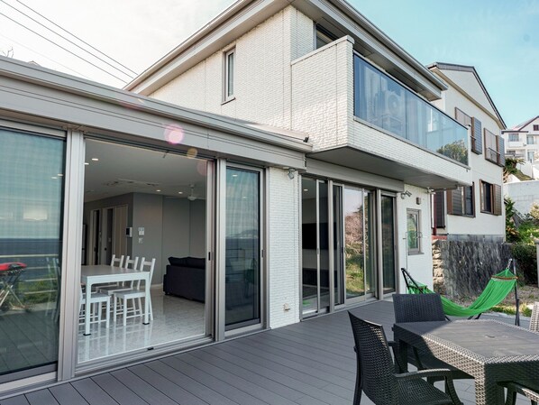 ・[Exterior] The building has a clean appearance that can only be expected from a newly built building. Boasts a spacious balcony