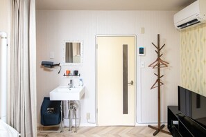 This is a one-room type room.