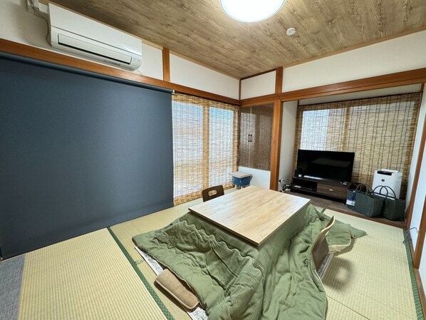 There is a kotatsu in the living room in winter.