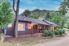 Sit on your front porch in the evening in one of our rocking chairs and enjoy the sounds of the river