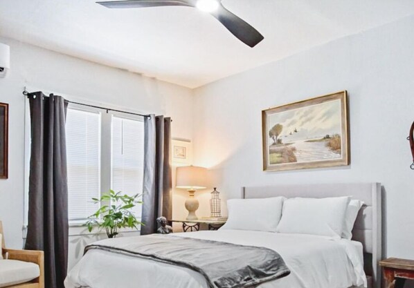 Luxurious studio with full amenities: high-speed Wi-Fi, Smart TV and modern furniture. Ideal living space for solo or couple trips, where you can relax and enjoy your vacation.