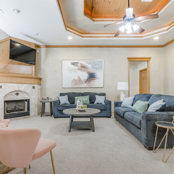 Relax and recharge in this perfect family retreat featuring a luxurious Pool and a fully equipped laundry room. Book now for an unforgettable stay!