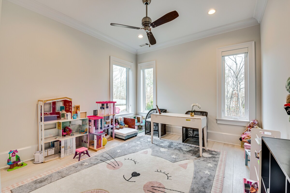 Sprawling Suwanee Home: Theater, Pool, Hot Tub!