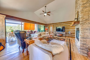 Living Room | Free WiFi | Smart TV | Gas Fireplace