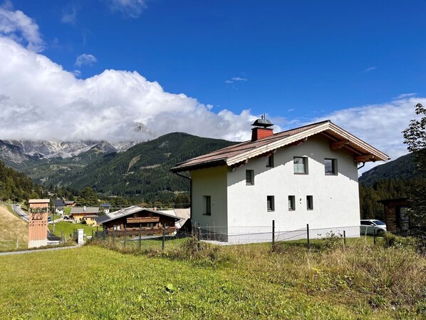 Ciel, Nuage, Bâtiment, Plante, Écorégion, Fenêtre, La Nature, Maison, Montagne, Paysage Naturel