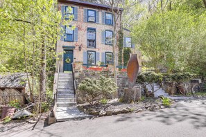 Top-Level Apartment Unit | Walkable Location | 0.5 Mi to Delaware River