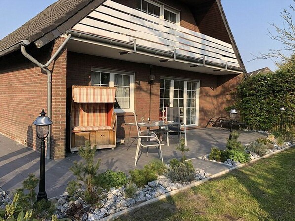 Terrasse mit Strandkorb