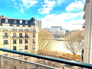 APARTMENT SEINE RIVER VIEW FROM LIVING ROOM AND BALCONY