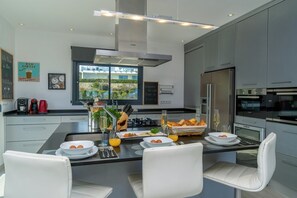 Full equipped kitchen with cooking island and breakfast bar