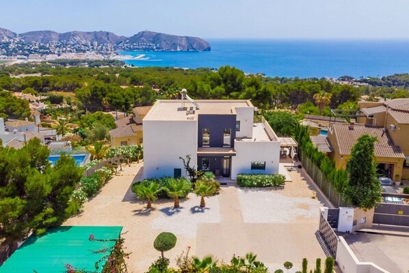 The villa in relation to the distance to he see and Moraira town