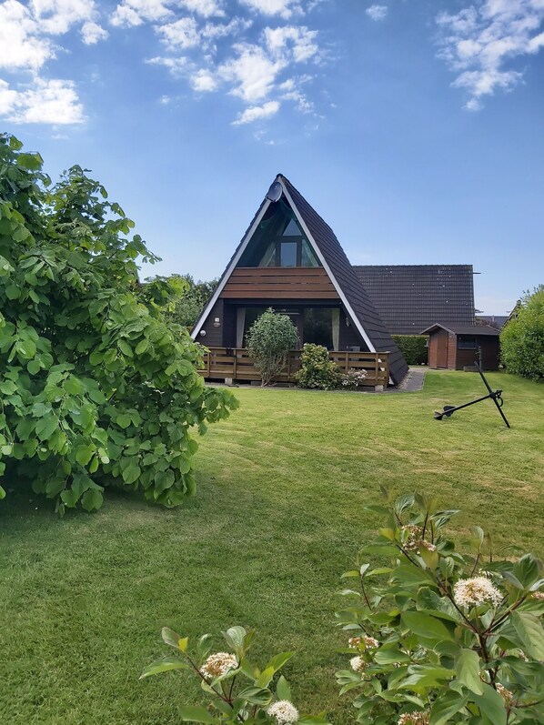 Nurdachhaus mit großem Garten