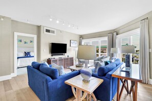 2517 Windsor II | Living Room - 2517 Windsor II | Living Room