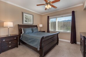 Master Bedroom - Queen bed
