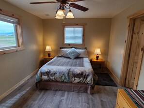 Master Bedroom, queen comfort top bed